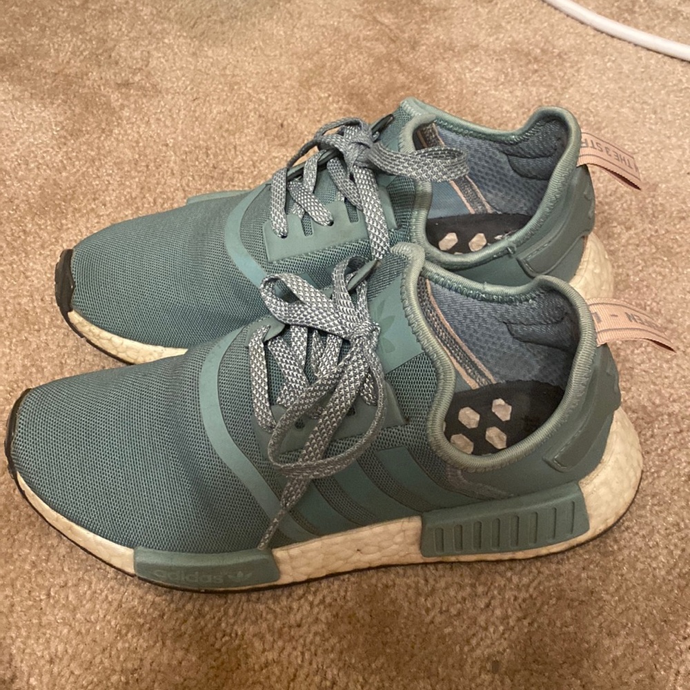 Tennis shoes